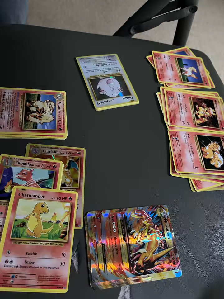 Coleção de cartas Pokémon abertas em cima da mesa