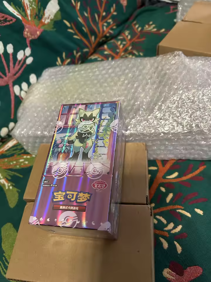 Caixa Pokémon recebida embalada na caixa de envio