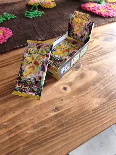 Booster box aberta com os pacotes lacrados